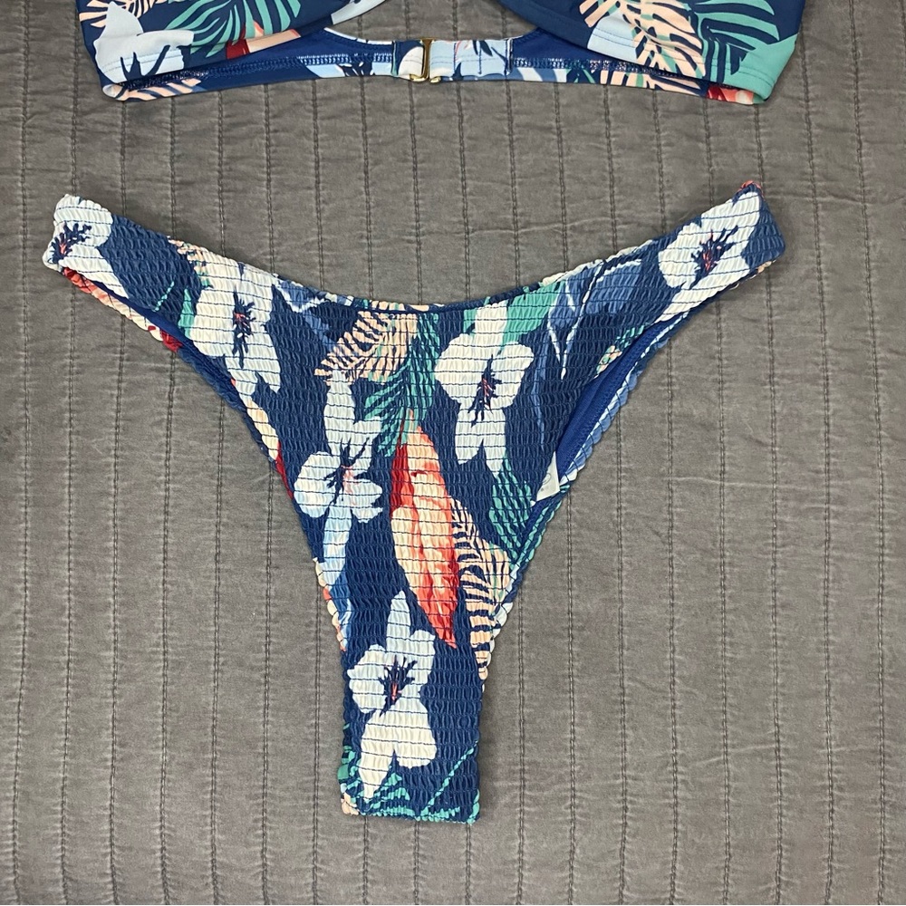 Hollister Floral Bikini 👙 Top + bottom - Picture 8 of 11